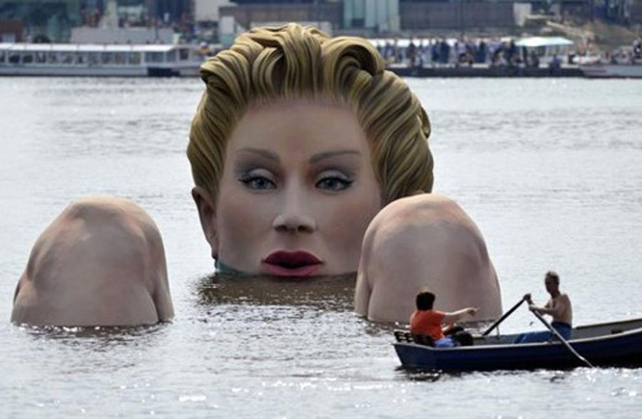 La Dama Gigante en el lago (Hamburgo, Alemania). Foto: olivervoss.com