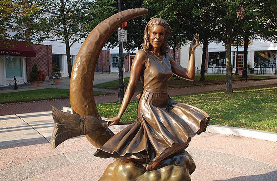 Estatua a la protagonista de la serie Embrujada (Salem, EEUU). Foto: Salem.org