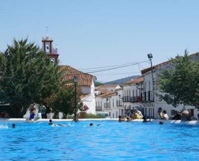 Un pueblo español convierte su plaza en una gran piscina