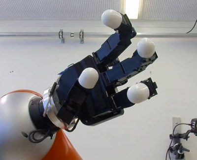 El brazo robótico que atrapa objetos en el aire