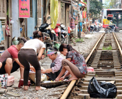 Así circulan los trenes por las calles de Vietnam