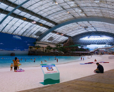 La playa artificial cubierta más grande del mundo