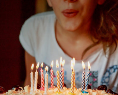 ¿Por qué soplamos las velas en los cumpleaños?